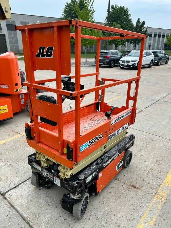 2022 JLG ES1330L