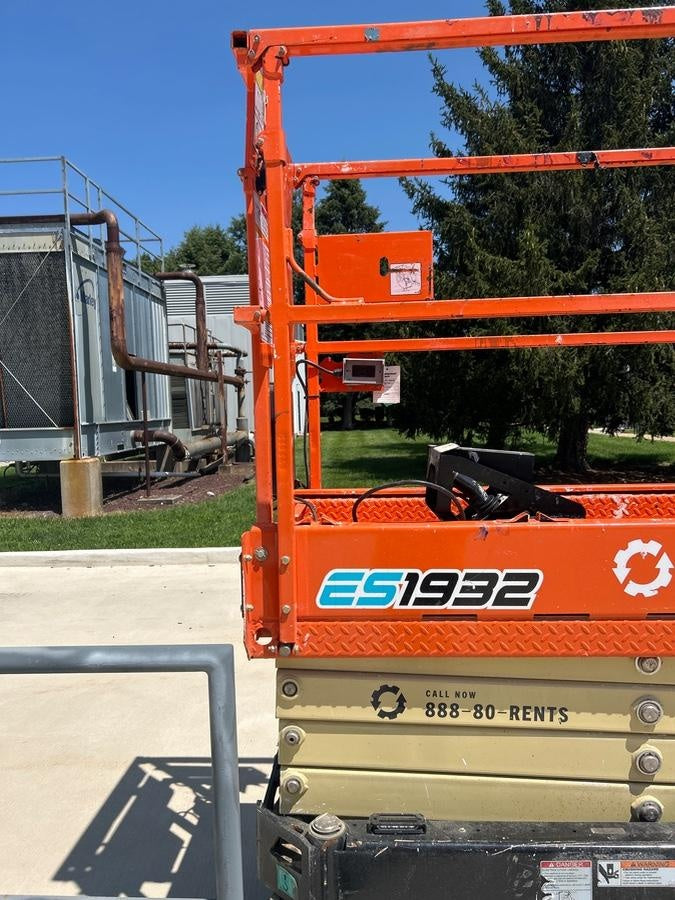 2022 JLG ES1932