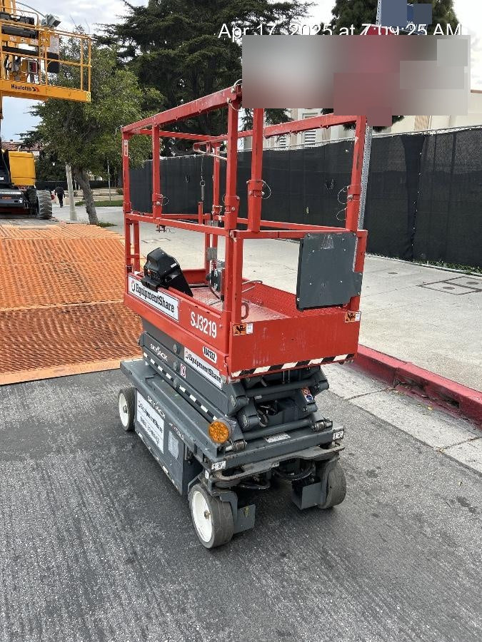 2020 Skyjack SJIII-3219 Solid NM Tires, Half height spring hinged entry gate, Dual Beacons, 800W Inverter