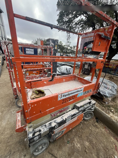 2022 JLG ES1330L