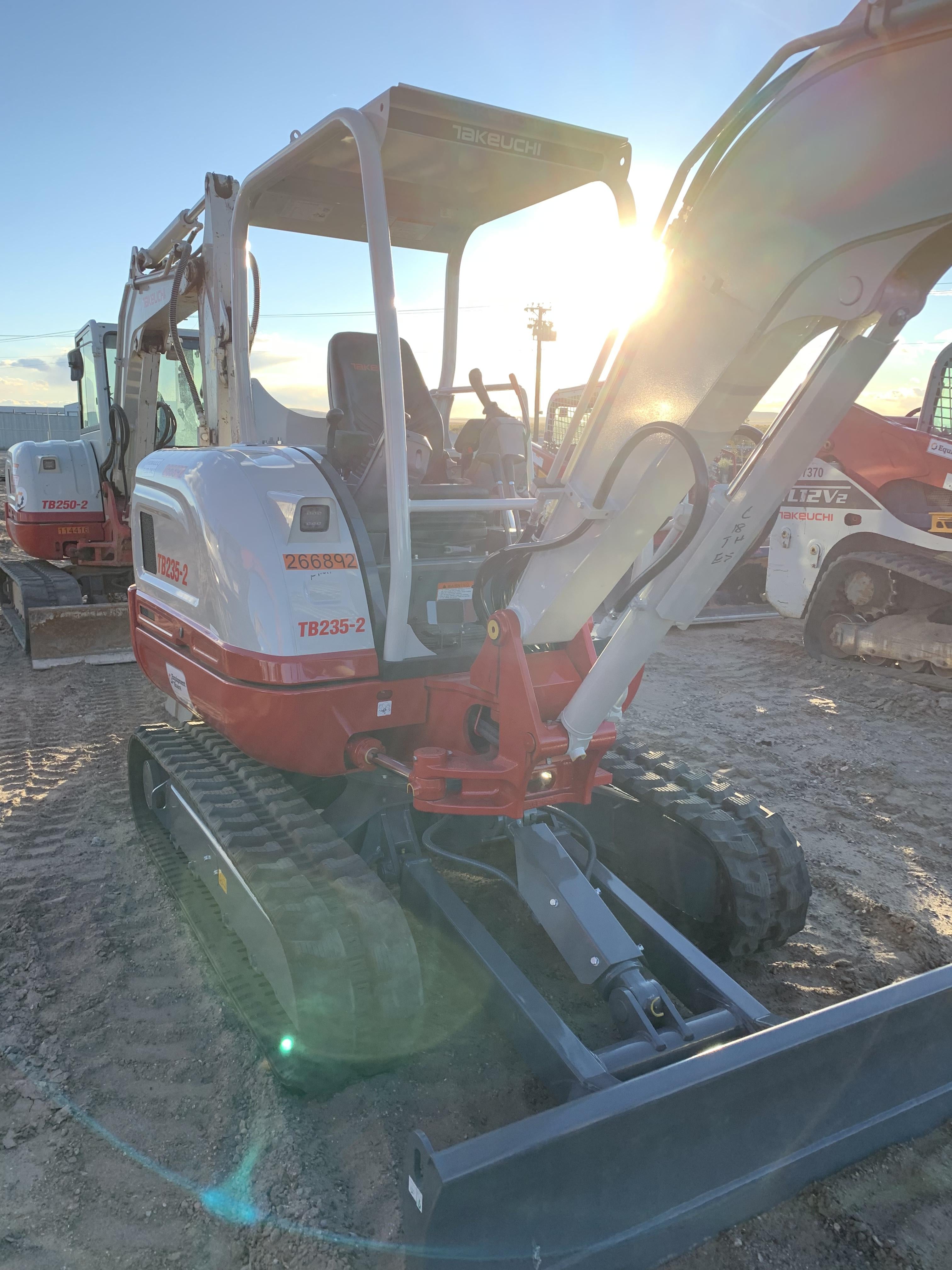 2022 TAKEUCHI TB235-2R