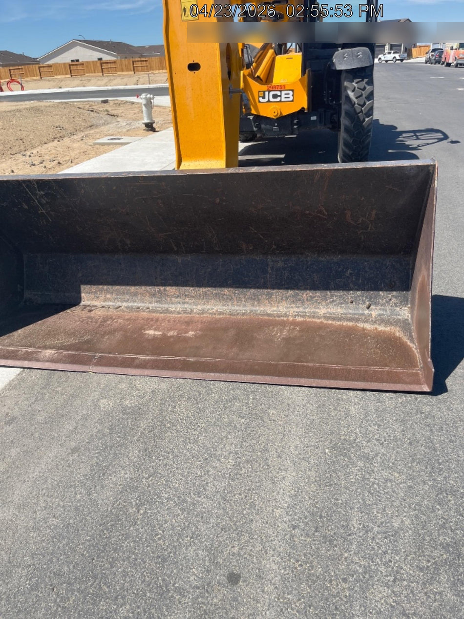 2022 JLG 1001100823