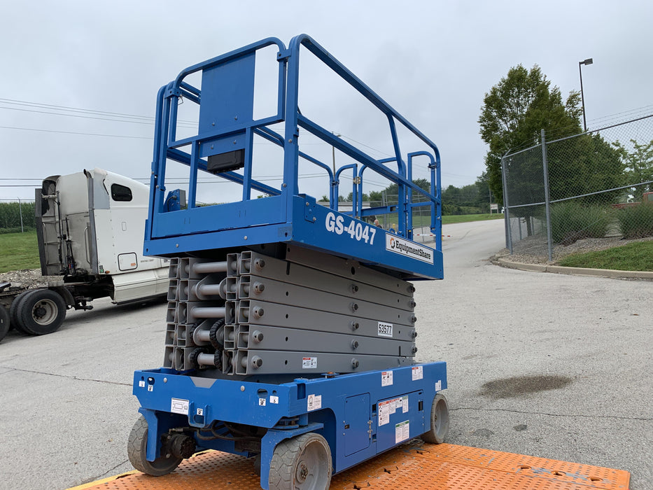2019 Genie GS-4047 Folding rails with half height swing gate