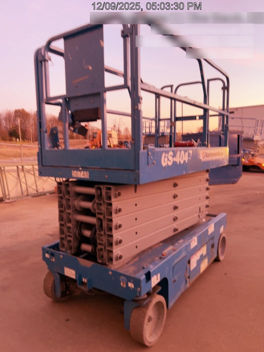 2019 Genie GS-4047 Folding rails with half height swing gate