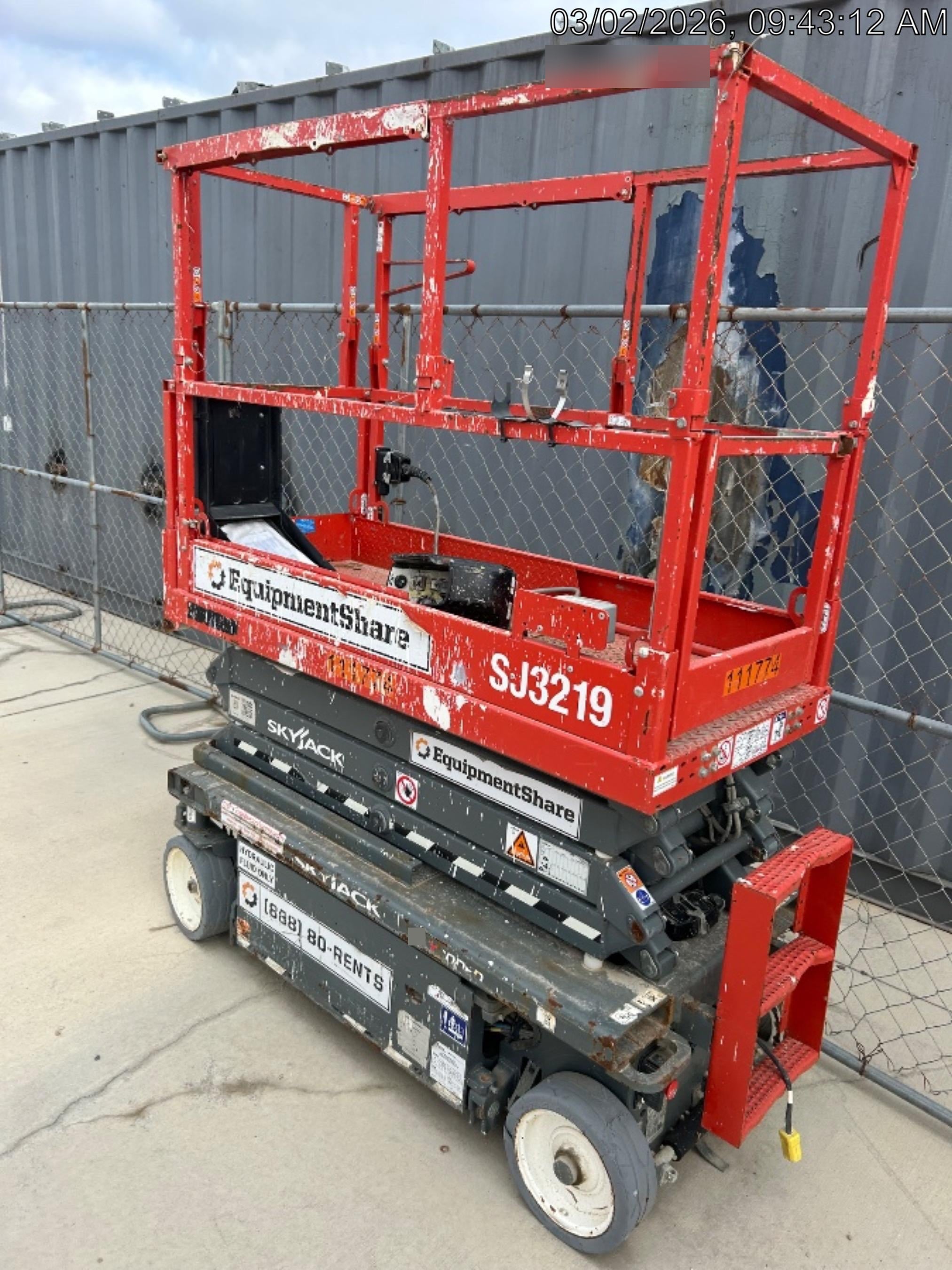 2020 Skyjack SJIII-3219 Solid NM Tires, Half height spring hinged entry gate, Dual Beacons, 800W Inverter