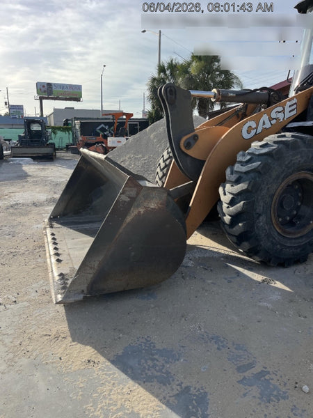 2017 Case 621G CLOSED CAB, JRB 416 STYLE HYD COUPLER