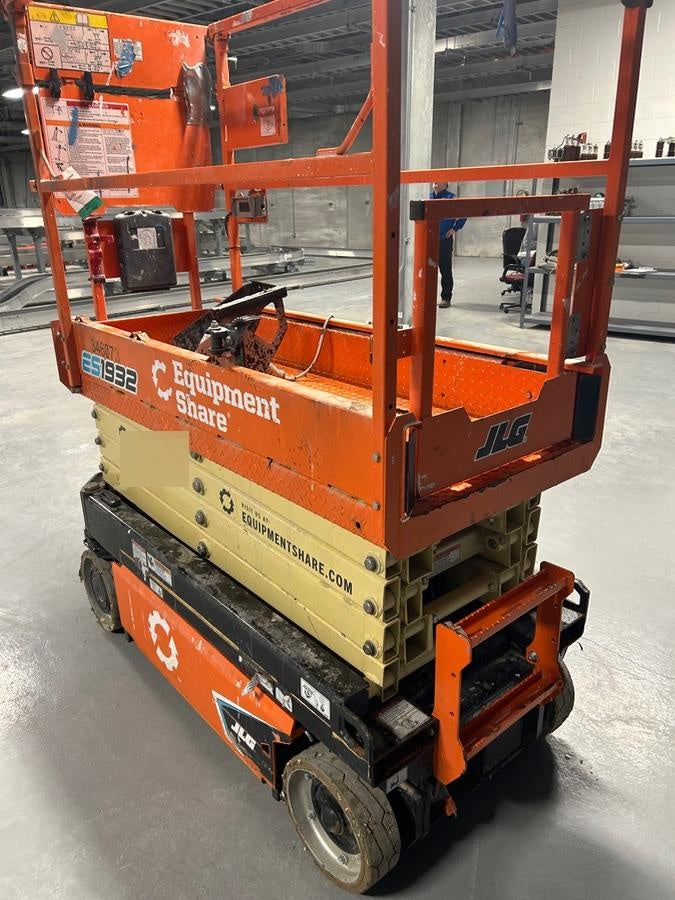 2023 JLG ES1932