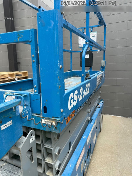 2019 Genie GS-2632 Folding rails with half height swing gate