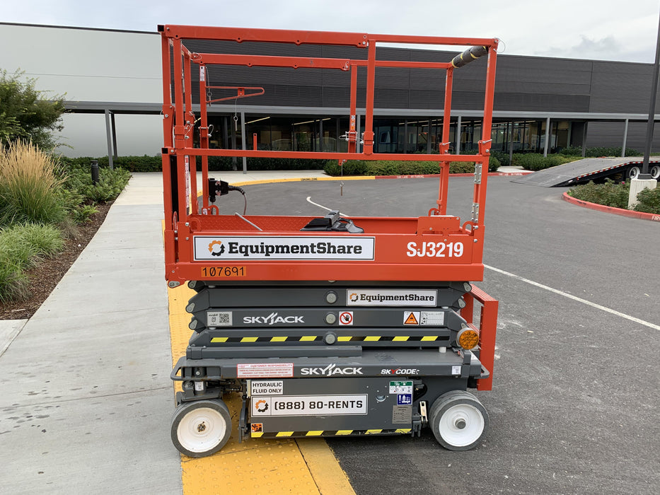 2020 Skyjack SJIII-3219 Solid NM Tires, Half height spring hinged entry gate, Dual Beacons, 800W Inverter