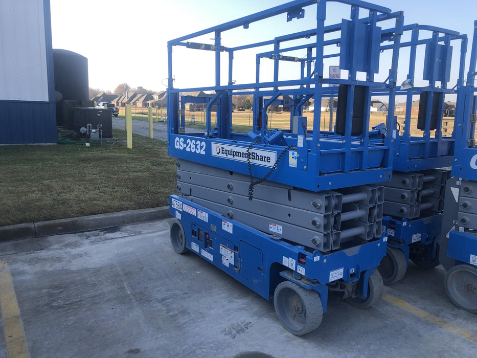 2019 Genie GS-2632 Folding rails with half height swing gate