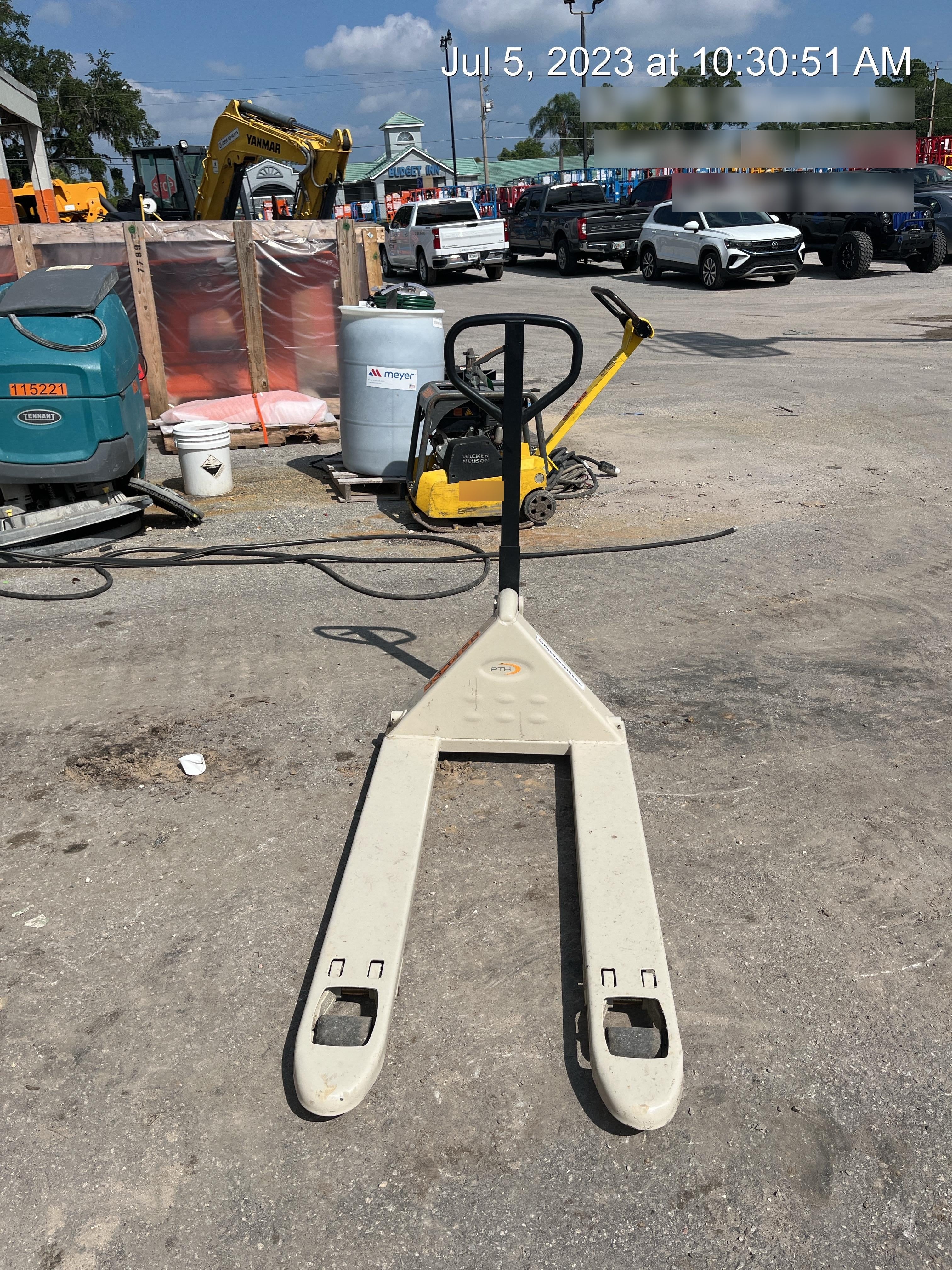 2023 CROWN 5,500lb Manual Pallet Jack - Crown