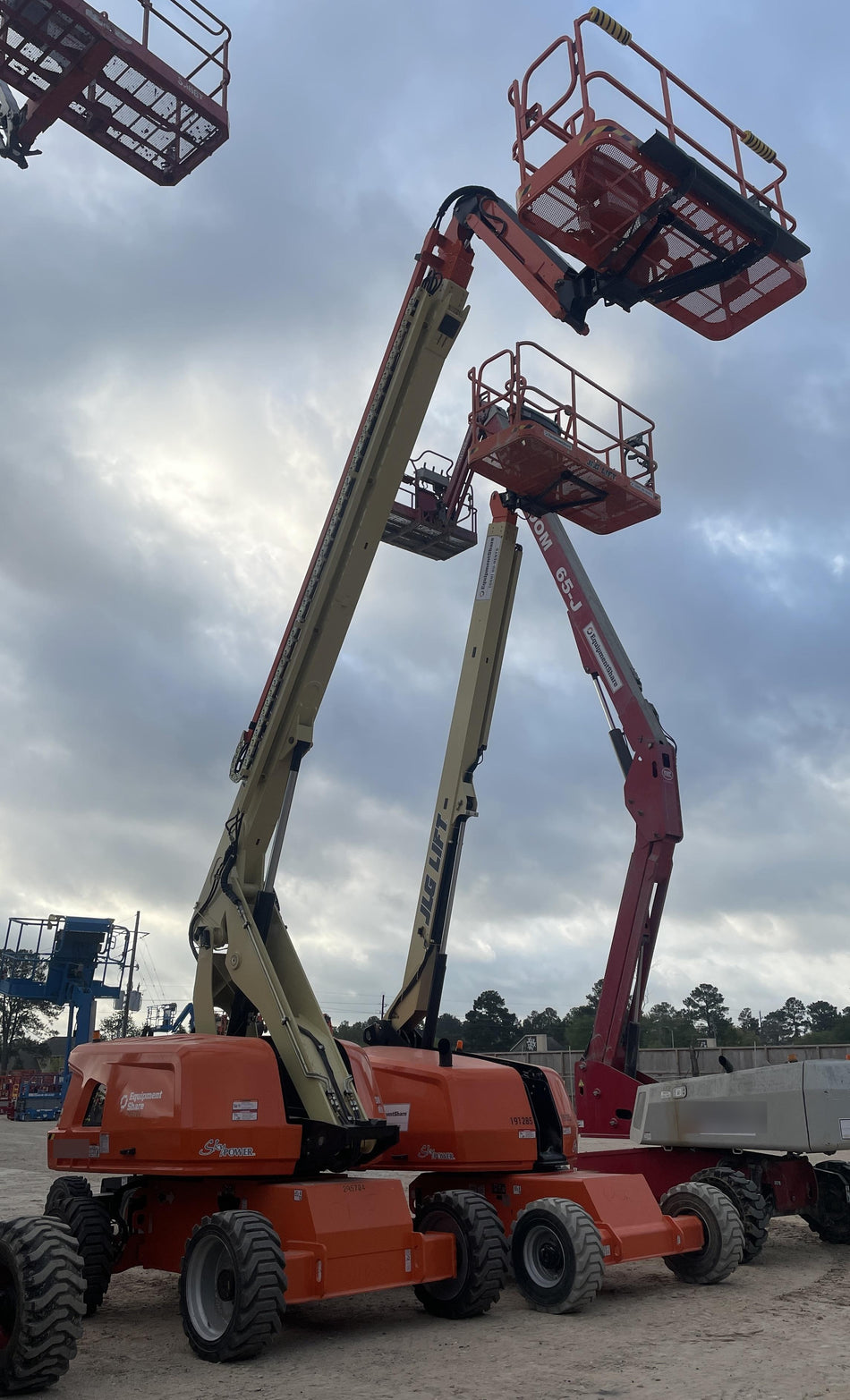 2023 JLG 660SJ