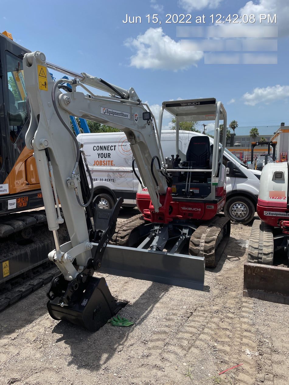 2022 TAKEUCHI TB235-2R
