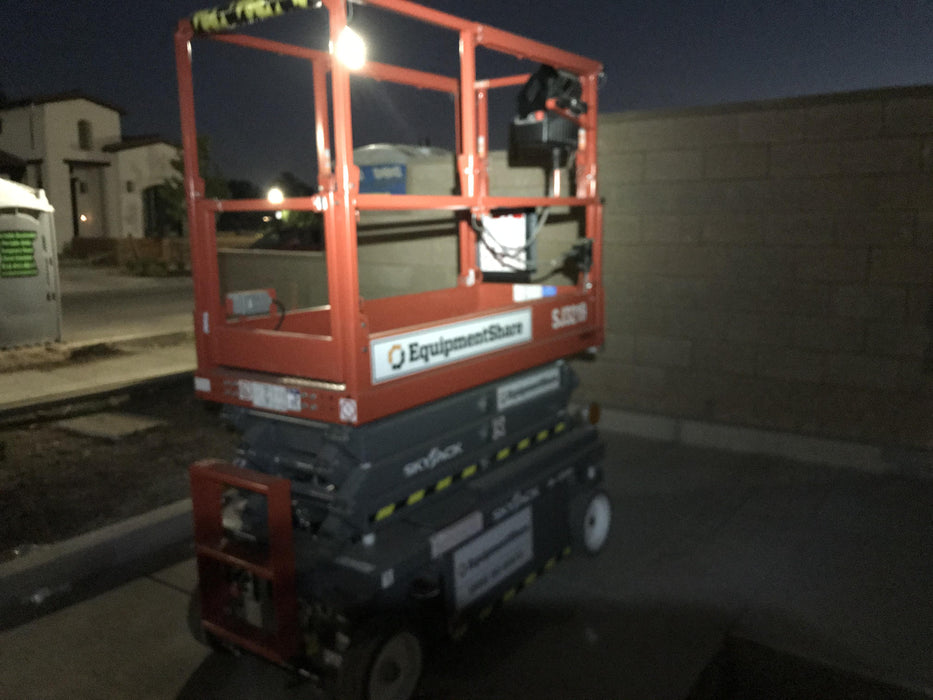 2020 Skyjack SJIII-3219 Solid NM Tires, Half height spring hinged entry gate, Dual Beacons, 800W Inverter