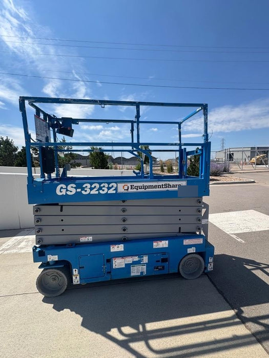 2019 Genie GS-3232 Folding rails with half height swing gate, 800 Amp Inverter