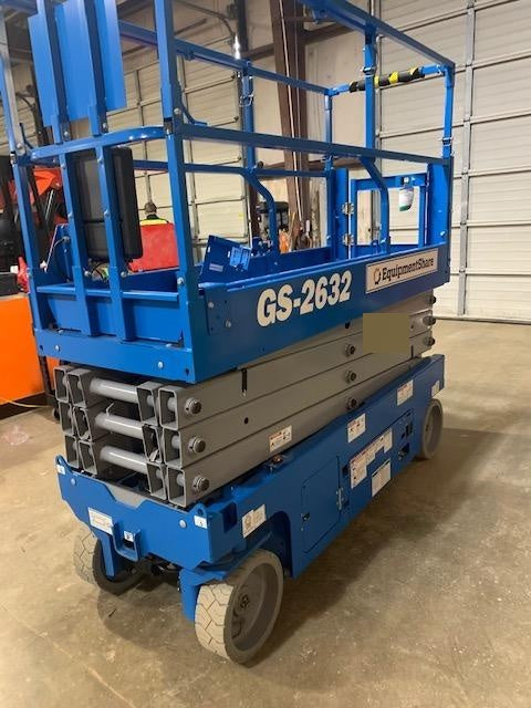 2019 Genie GS-2632 Folding rails with half height swing gate