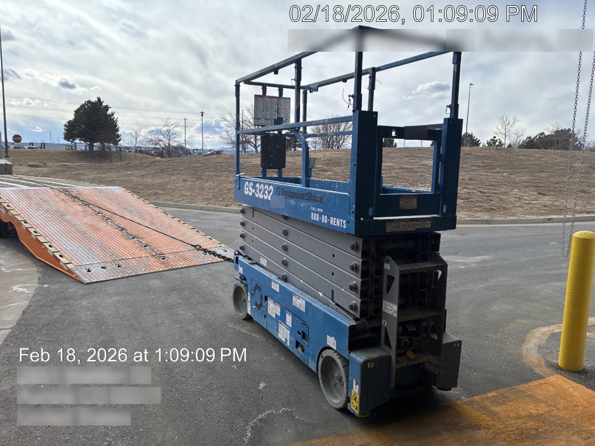 2019 Genie GS-3232 Folding rails with half height swing gate, 800 Amp Inverter