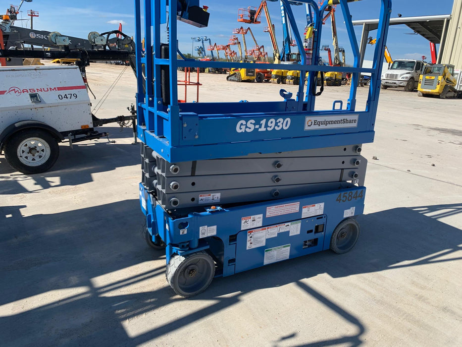 2019 Genie GS-1930 Fixed rails with chain Entry