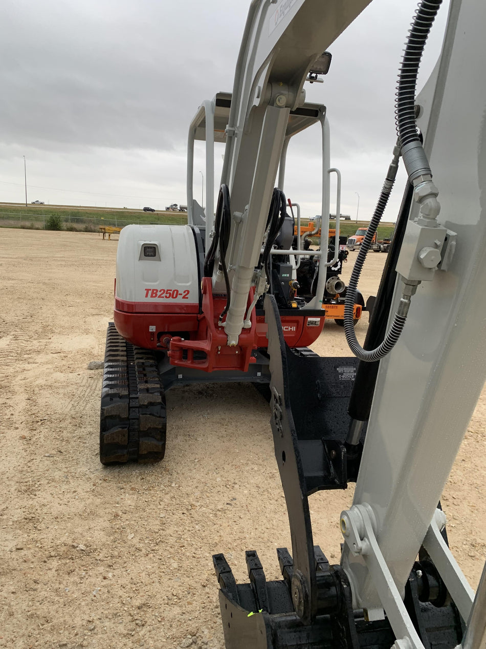 2022 TAKEUCHI TB250-2R
