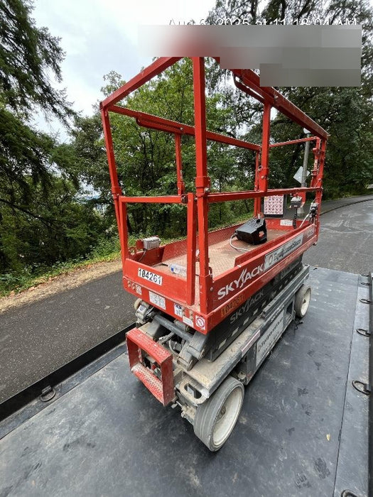 2020 Skyjack SJIII-3220 Solid NM Tires, Half height spring hinged entry gate, Dual Beacons, 6' Powered Extension Deck