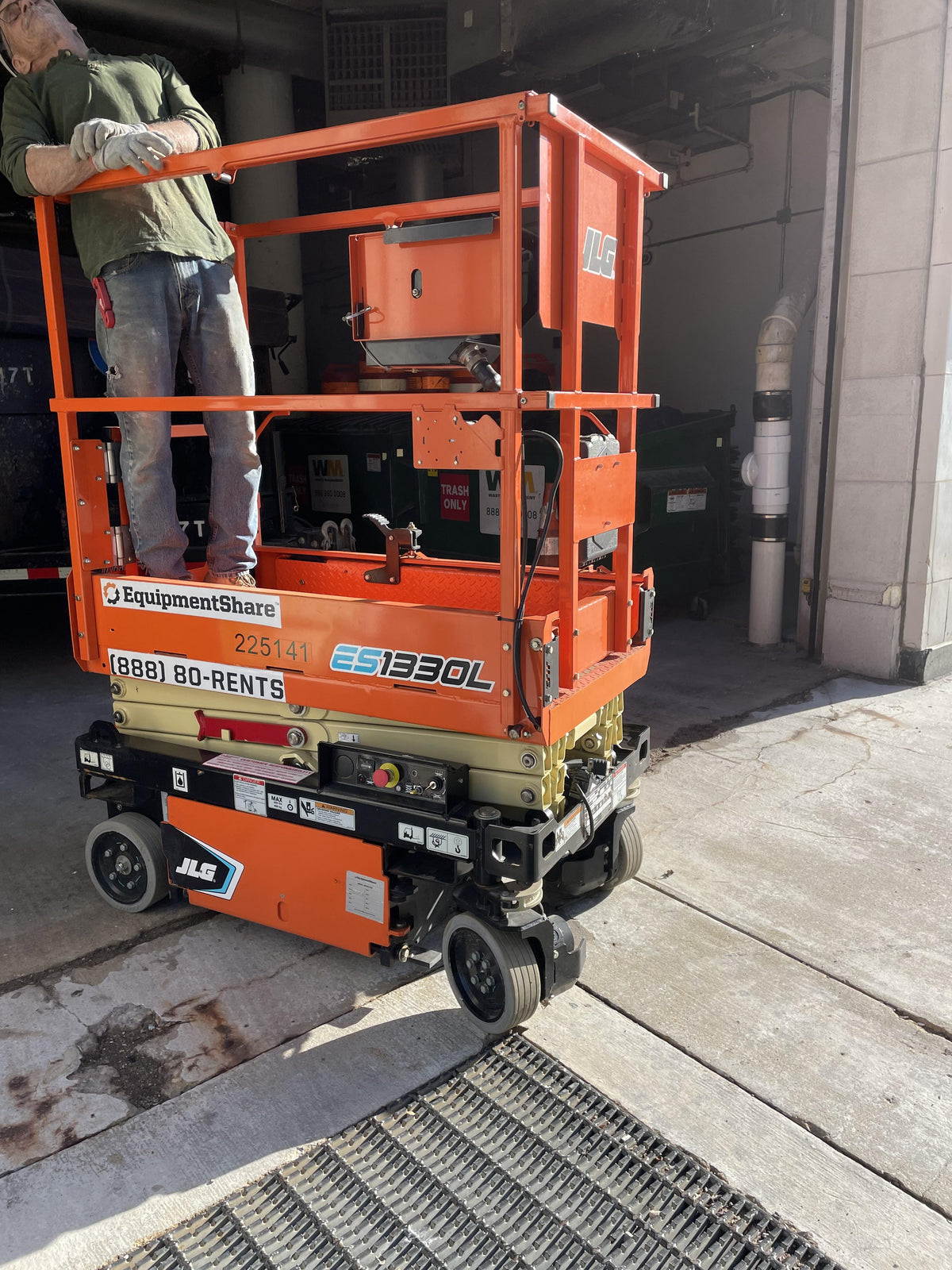 2022 JLG ES1330L