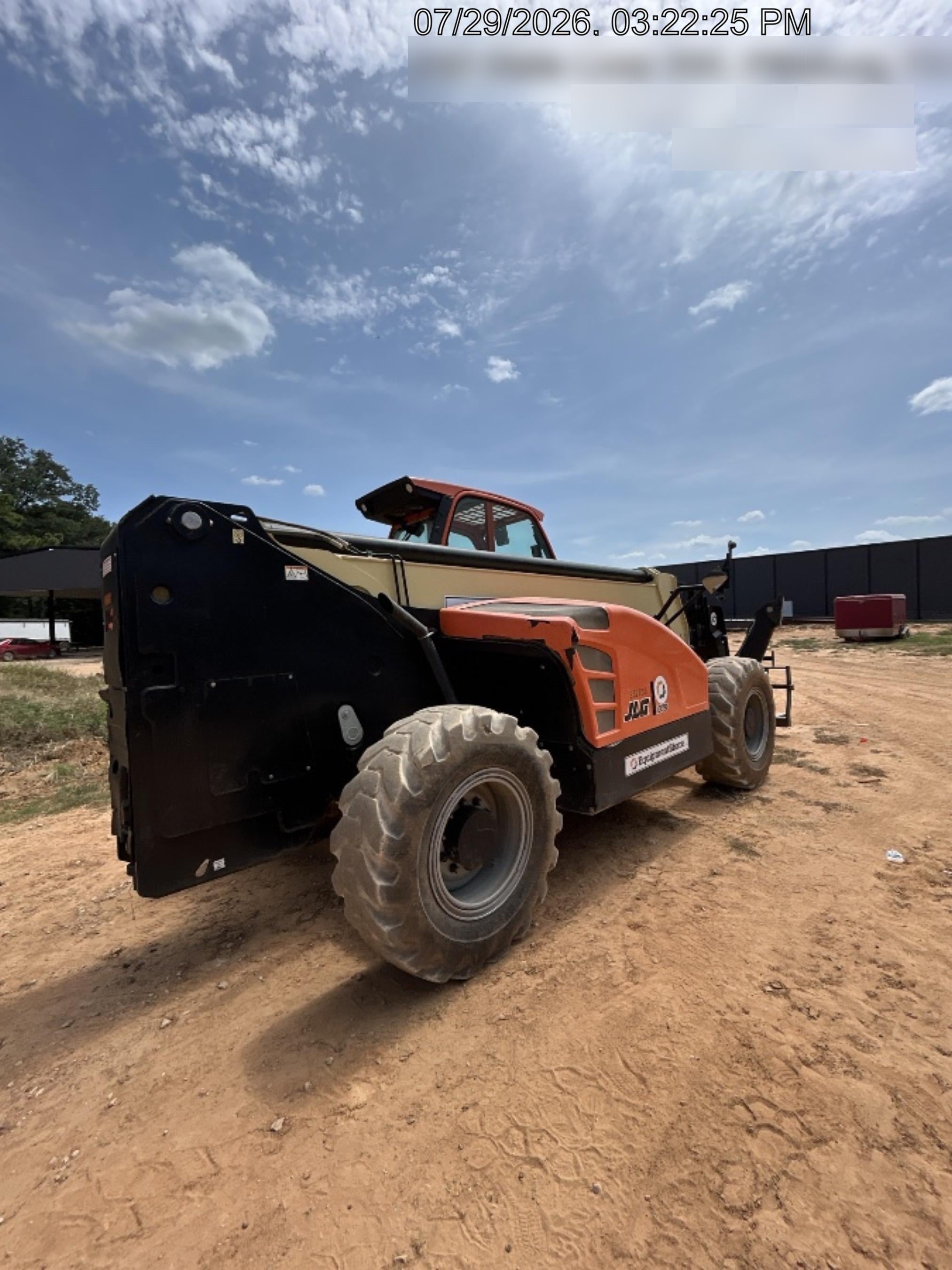 2022 JLG 1075