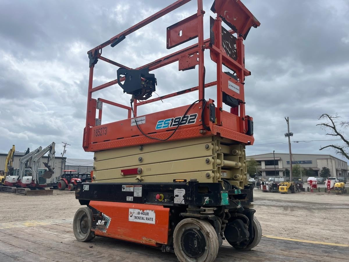 2021 JLG ES1932