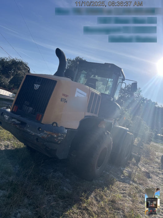 2017 Case 621G CLOSED CAB, JRB 416 STYLE HYD COUPLER