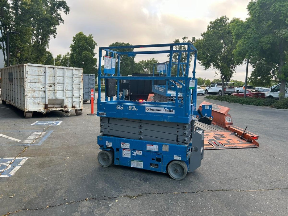 2020 Genie GS-1930 Solid Non Marking Tires, Beacon, Folding rails with half height swing gate, 800W Inverter