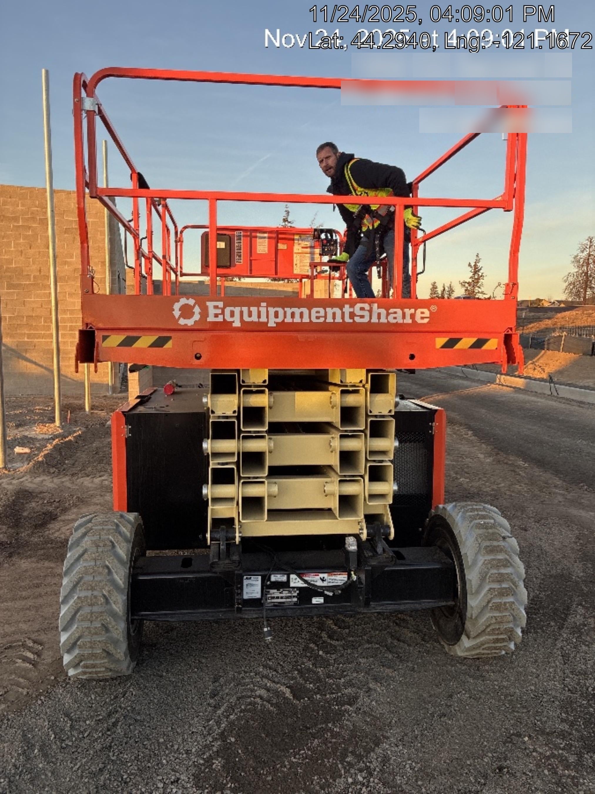 2025 JLG RT4394
