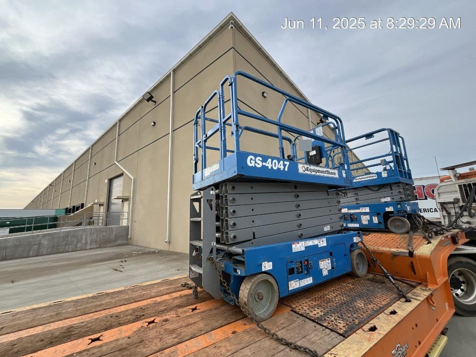 2019 Genie GS-4047 Folding rails with half height swing gate