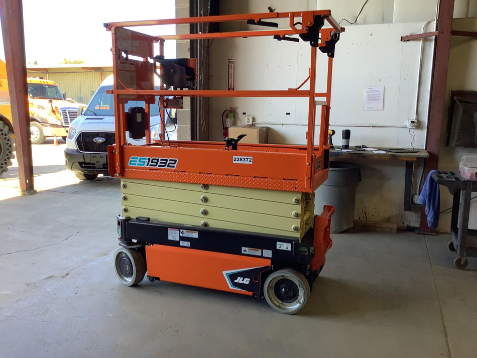 2022 JLG ES1932