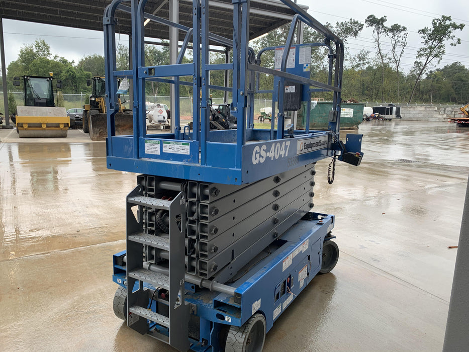 2019 Genie GS-4047 Folding rails with half height swing gate