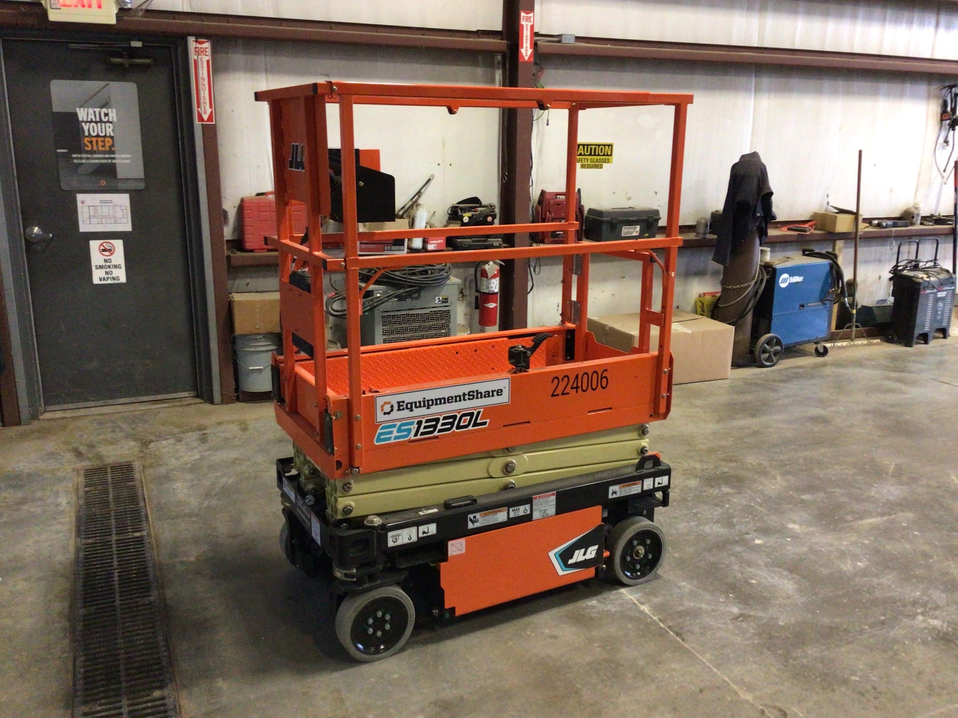 2022 JLG ES1330L