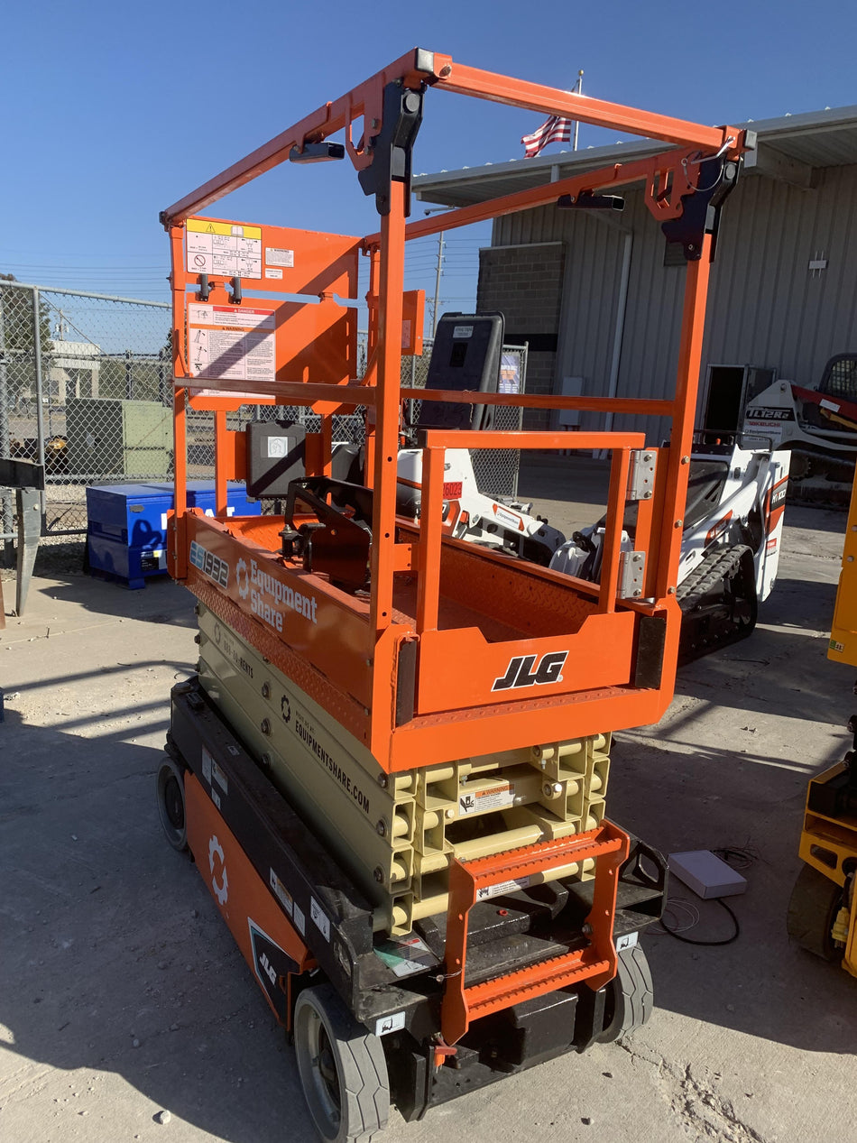 2022 JLG ES1932