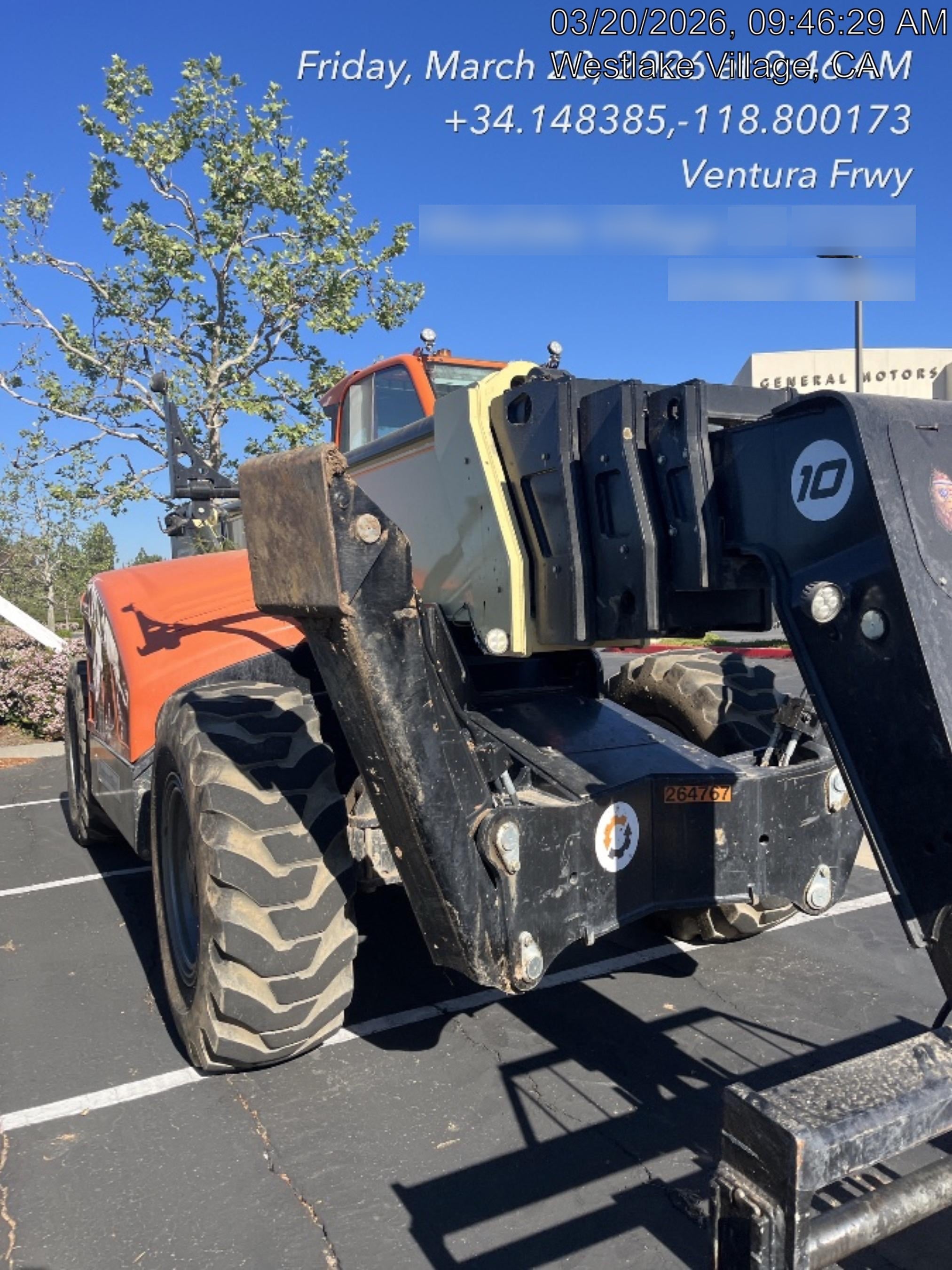 2019 JLG 1075