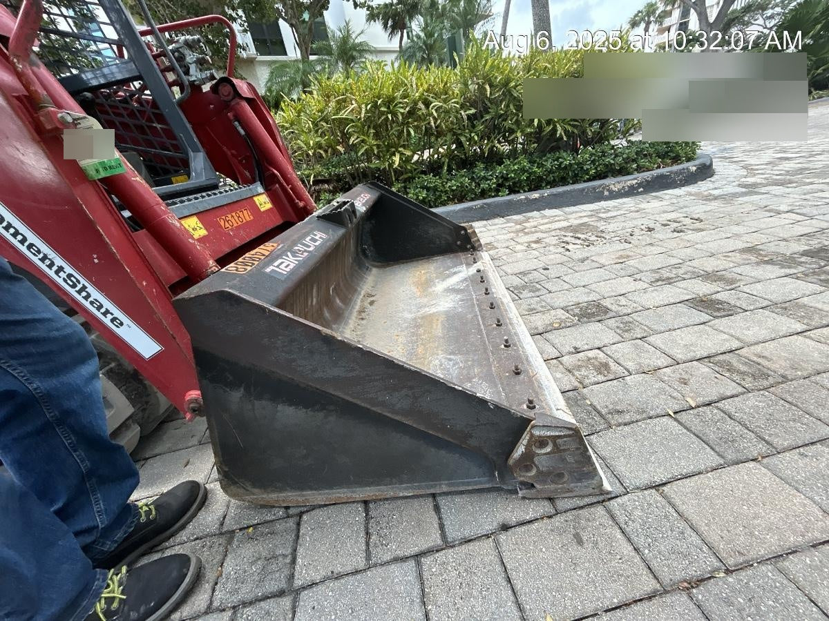 2023 TAKEUCHI 67" Smooth Bucket - Takeuchi