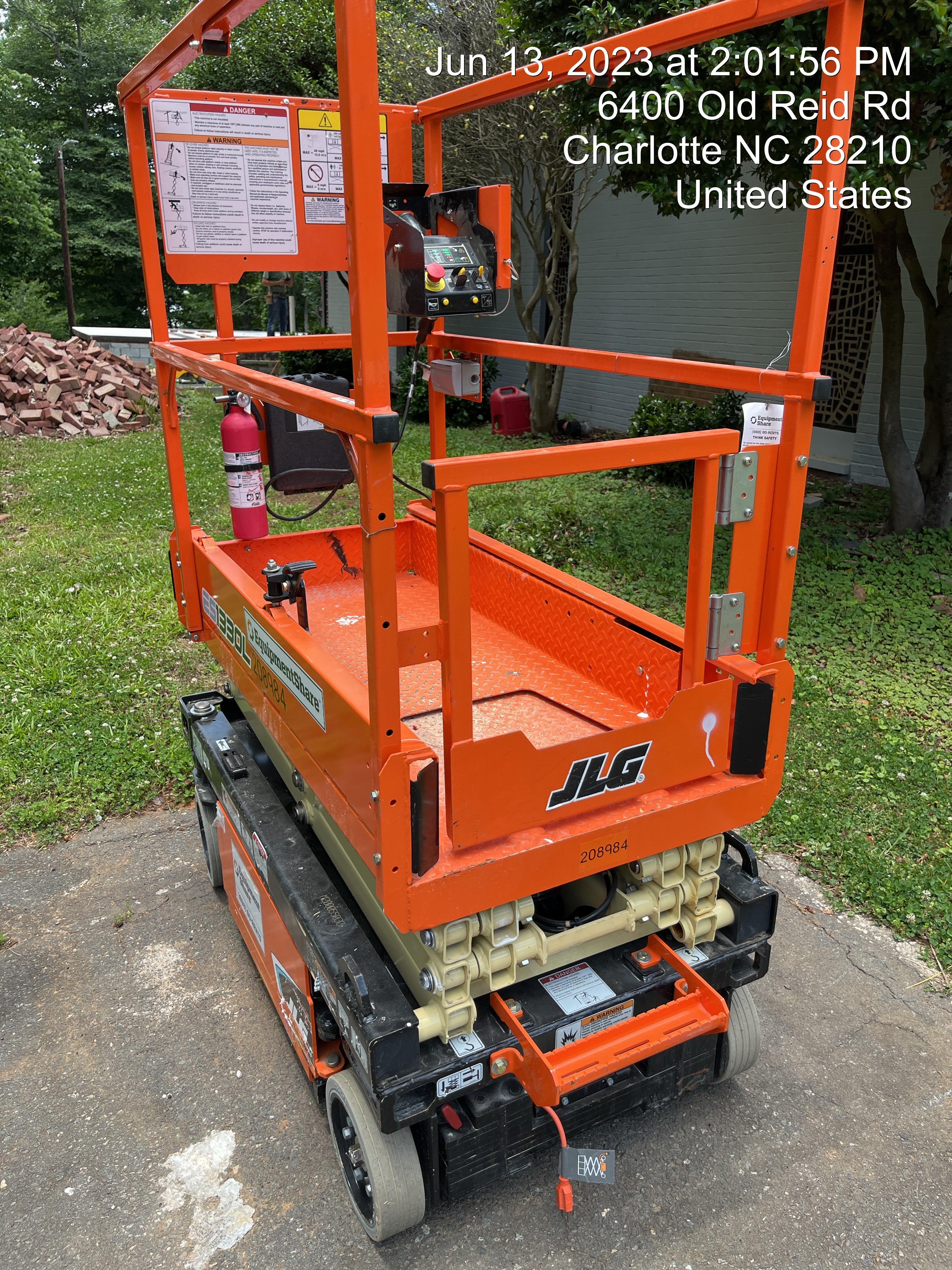 2022 JLG ES1330L