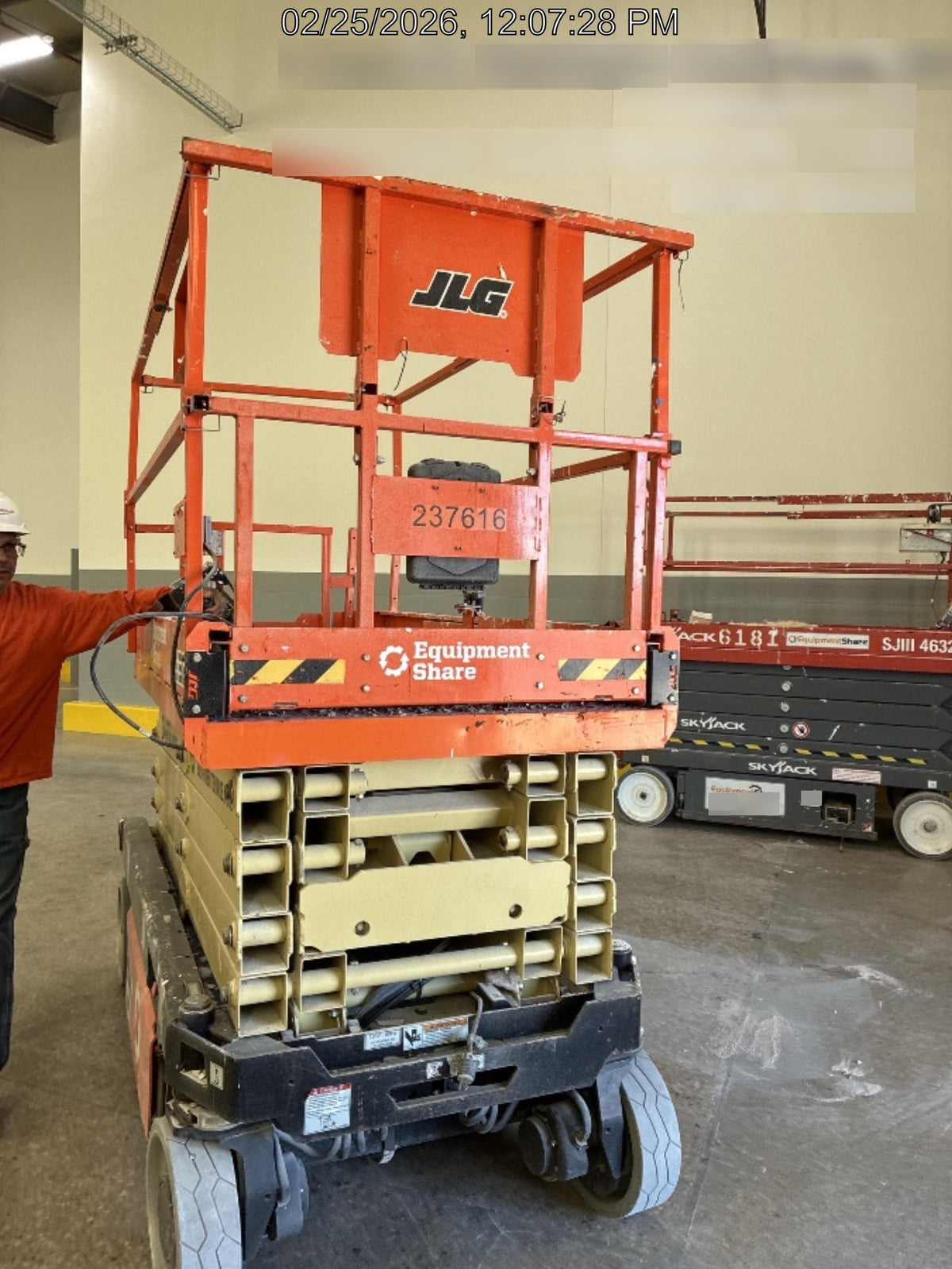 2022 JLG ES3246
