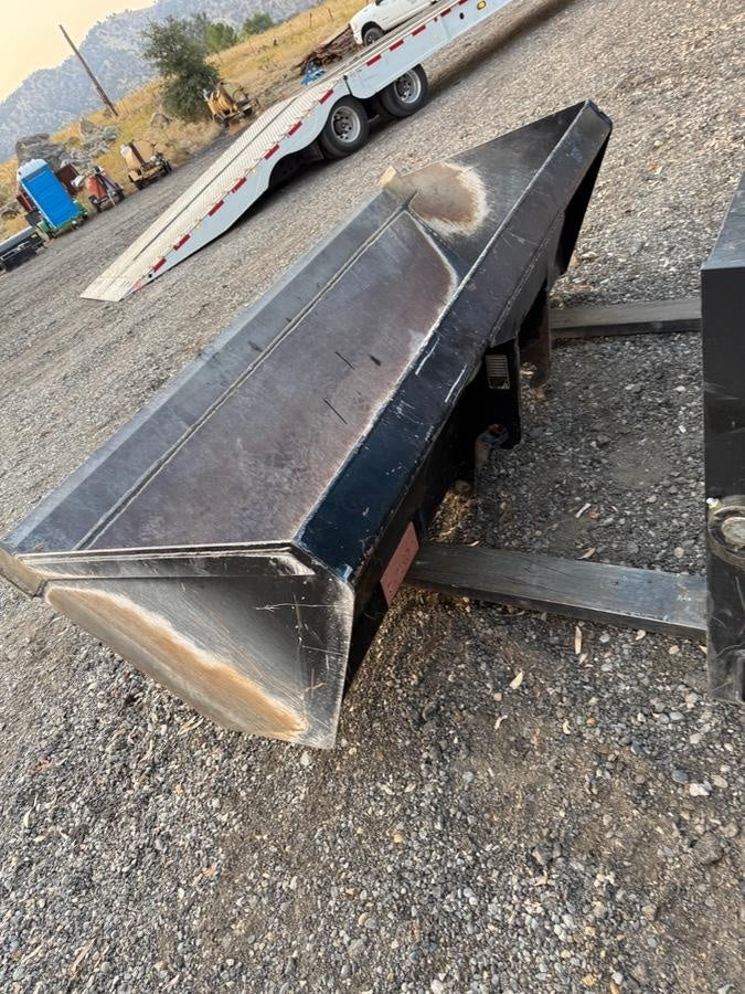 2022 JLG 1001100823