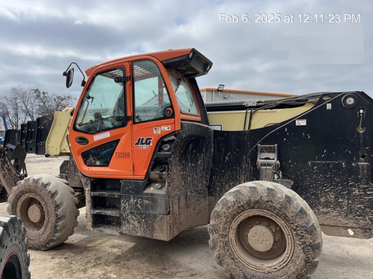 2021 JLG 1075