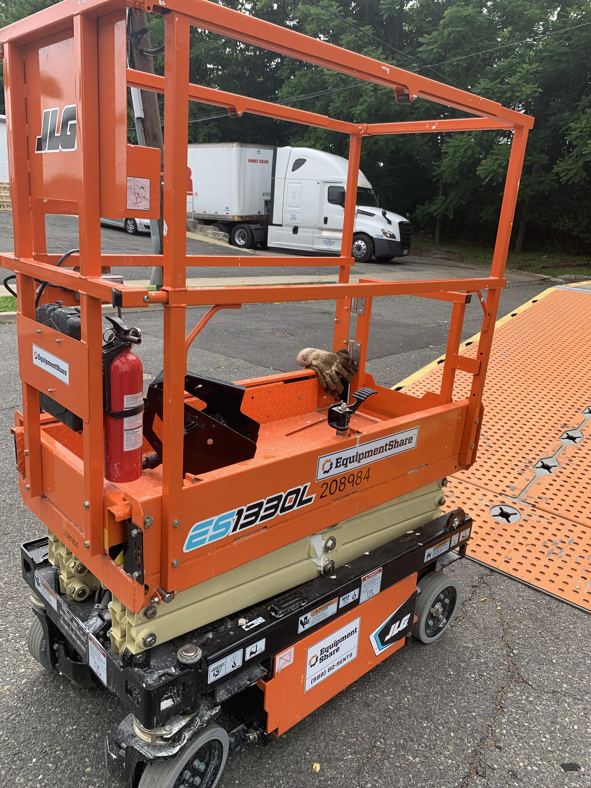 2022 JLG ES1330L
