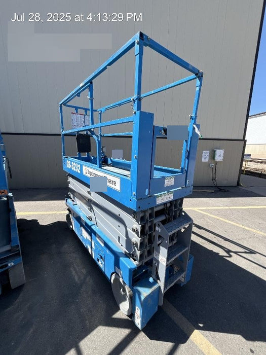 2019 Genie GS-3232 Folding rails with half height swing gate, 800 Amp Inverter
