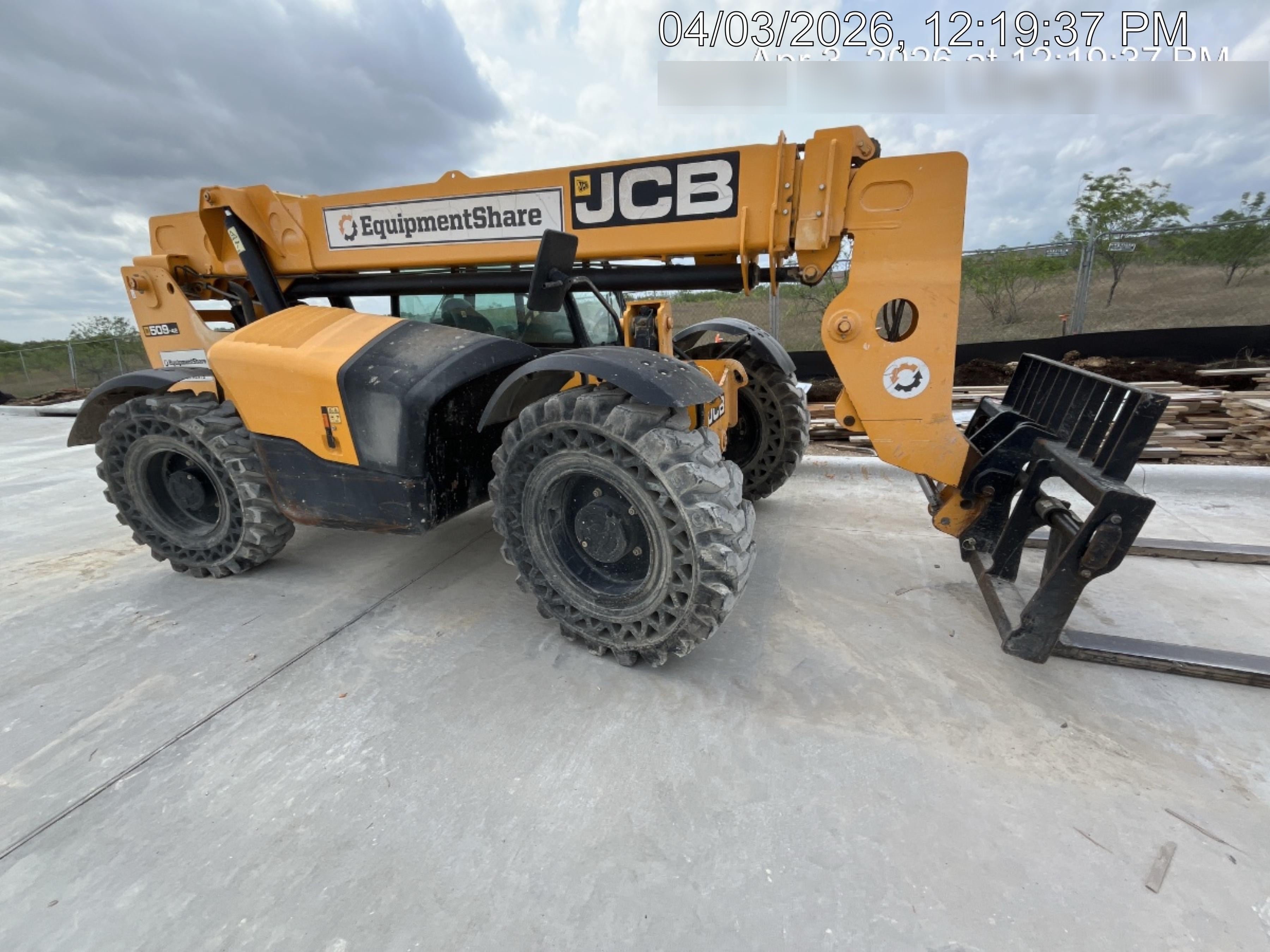 2018 JCB 509-42 JCB 509-42 Enclosed Cab, 74 HP, Solid Tires, Worklights, Beacon, Aux Hydraulics, Lifting Eye