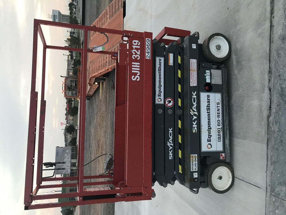 2019 Skyjack SJIII-3219 Solid NM Tires, Half height spring hinged entry gate, Dual Beacons, 800W Inverter