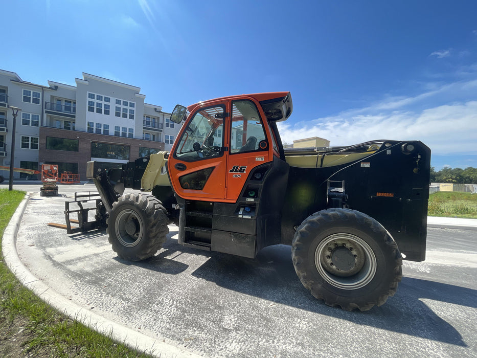 2021 JLG 1075