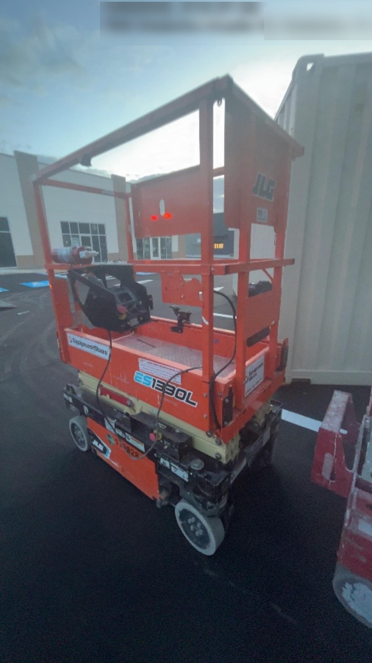 2021 JLG ES1330L