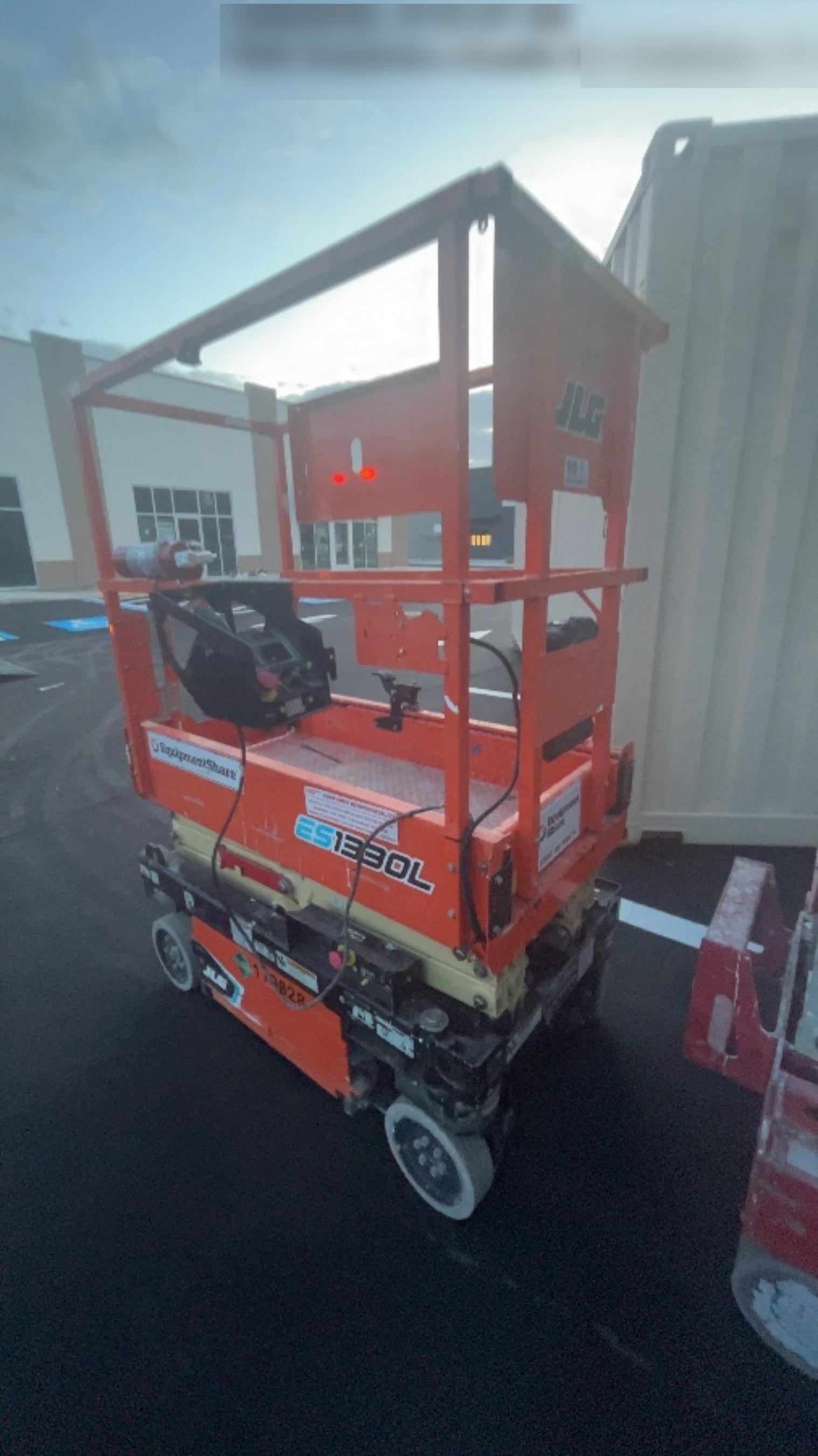 2021 JLG ES1330L