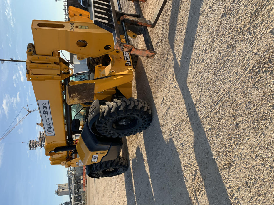 2019 JCB 512-56 74 HP w/CAB/HVAC, Beacon, Aux Hydraulics, Worklights, Solid Tires w/60" Carriage/Forks