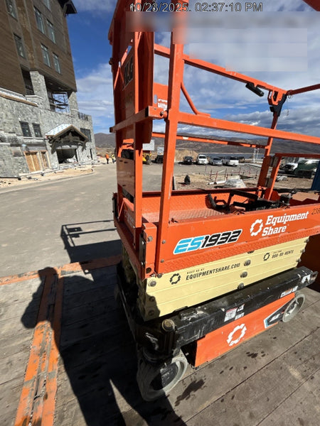 2022 JLG ES1932